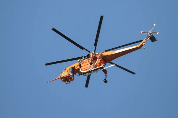 Helicóptero Naranja Fuego Está Volando Sobre Ciudad —  Fotos de Stock