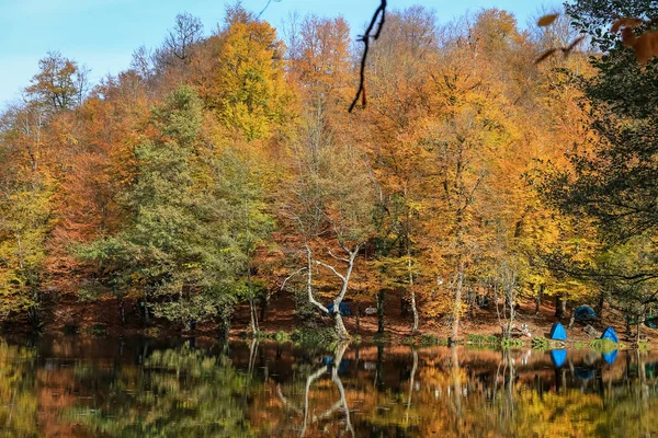Buyuk Lake in Yedigoller Nationaal Park, Turkije — Stockfoto