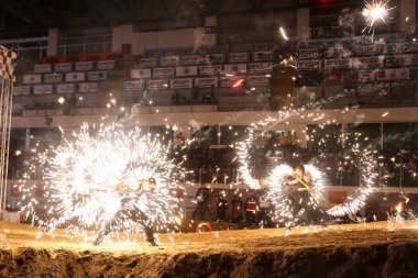 Ateş gösterisi sırasında Istanbul Superenduro Şampiyonası 