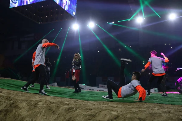 Turkish singer Merve Ozbey concert during Istanbul Superenduro c — Stock Photo, Image