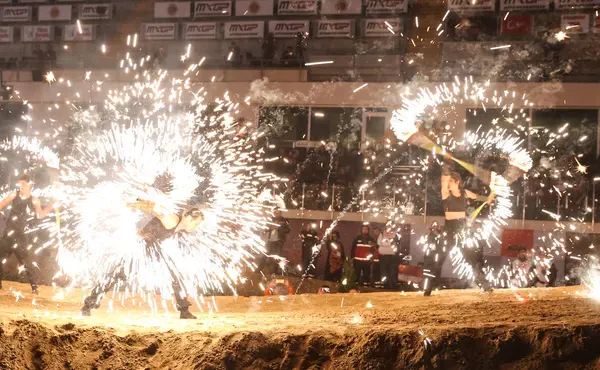 Espectáculo de bomberos durante el campeonato Superenduro de Estambul — Foto de Stock