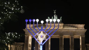 Yedi Kollu Şamdan ve Noel ağacı Pariser Platz'a, Berlin, Almanya
