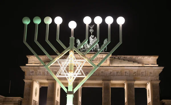 Menorah durante Hanukkah em Pariser Platz, Berlim, Alemanha — Fotografia de Stock