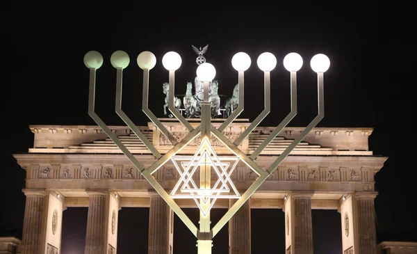 Menorah durante Hanukkah em Pariser Platz, Berlim, Alemanha — Fotografia de Stock