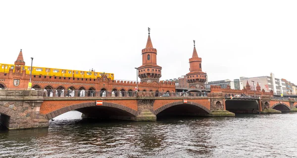 U-Bahn trein passeren over de brug van de Oberbaum in Berlijn, Duitsland — Stockfoto