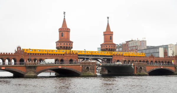 U バーン ベルリン, ドイツの Oberbaum 橋の上を通過 — ストック写真