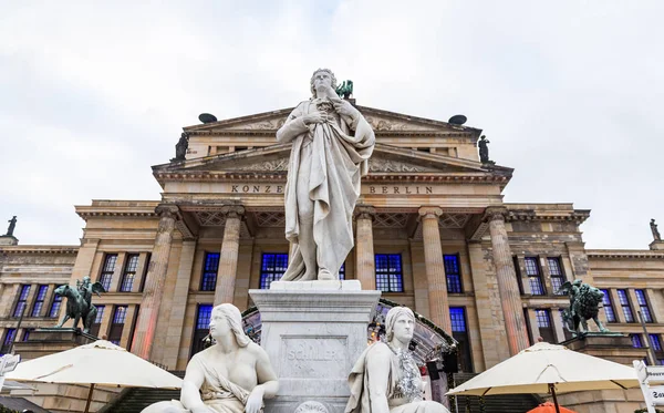 Schiller Monument in Gendarmenmarkt, Berlin, Germany — Stock Fotó