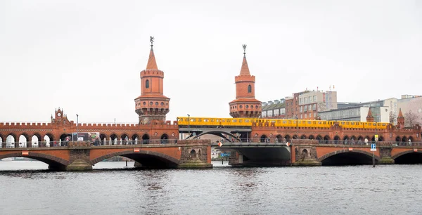 U バーン ベルリン, ドイツの Oberbaum 橋の上を通過 — ストック写真