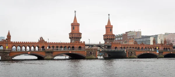 Oberbaum-brug over rivier de Spree in Berlijn, Duitsland — Stockfoto