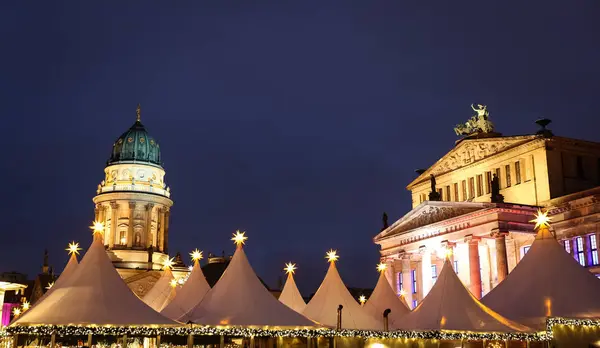 Iglesia alemana en y sala de conciertos Gendarmenmarkt, Berlín, alemán — Foto de Stock