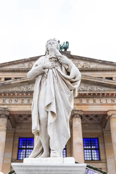Памятник Шиллеру в Жандарменмаркт, Берлин, Германия — стоковое фото