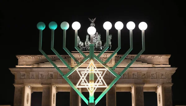 Menorah pendant Hanoukka à Pariser Platz, Berlin, Allemagne — Photo