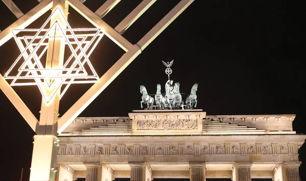 Alatt a Pariser Platz, Berlin, Németország Hanukkah Menorah — Stock Fotó