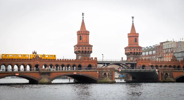 U バーン ベルリン, ドイツの Oberbaum 橋の上を通過 — ストック写真