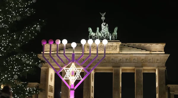 Menorah y árbol de Navidad en Pariser Platz, Berlín, Alemania — Foto de Stock