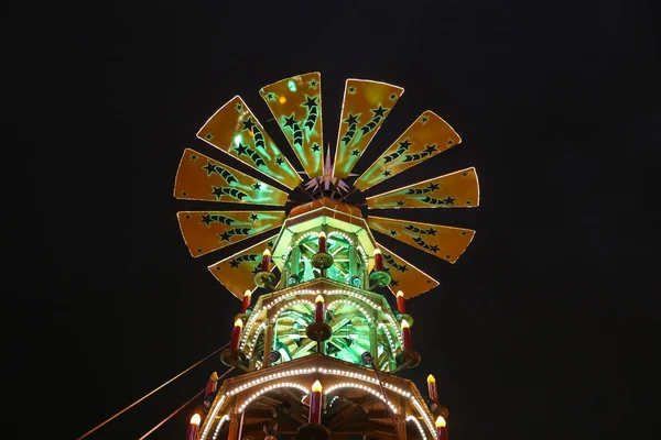 Weihnachtsdekoration auf dem Weihnachtsmarkt am alexanderplatz, berlin, — Stockfoto