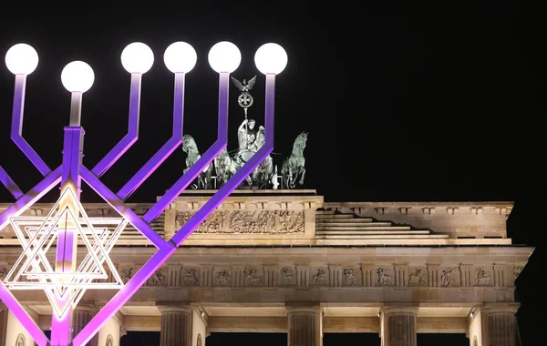 Menorah durante Hanukkah em Pariser Platz, Berlim, Alemanha — Fotografia de Stock