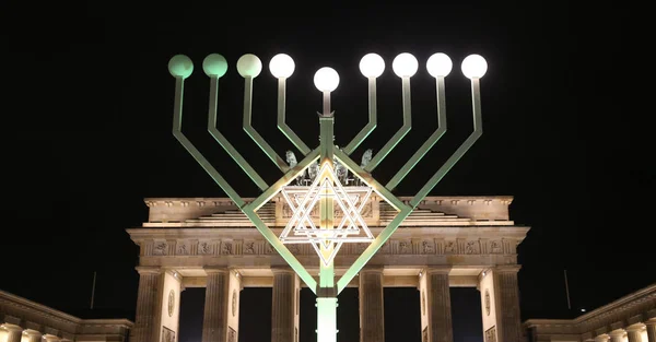 Menorah durante Hanukkah em Pariser Platz, Berlim, Alemanha — Fotografia de Stock