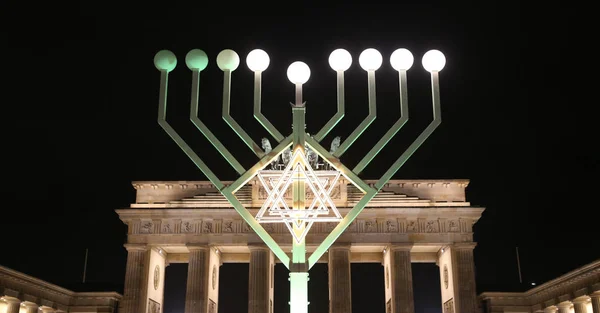 Menorah pendant Hanoukka à Pariser Platz, Berlin, Allemagne — Photo