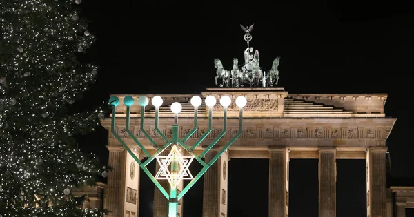 Menora en kerstboom in Pariser Platz, Berlin, Duitsland — Stockfoto