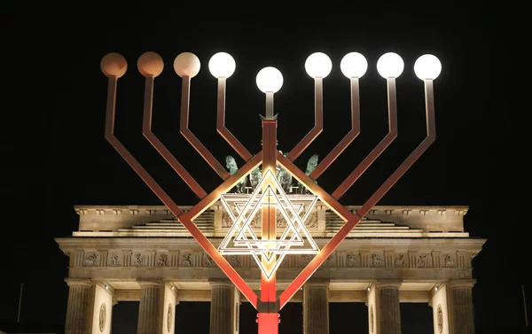 Menorah durante Hanukkah en Pariser Platz, Berlín, Alemania — Foto de Stock