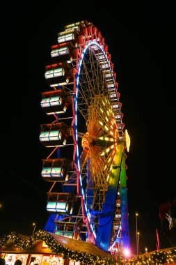 Dönme dolap içinde Neptunbrunnen Noel çarşı Berlin, Almanya