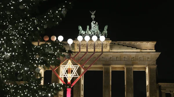 Menora en kerstboom in Pariser Platz, Berlin, Duitsland — Stockfoto