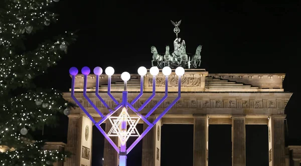 Menora en kerstboom in Pariser Platz, Berlin, Duitsland — Stockfoto