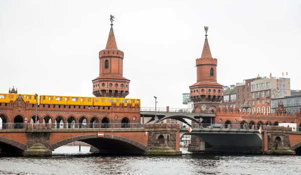 Comboio U-Bahn passando pela Ponte Oberbaum em Berlim, Alemanha — Fotografia de Stock