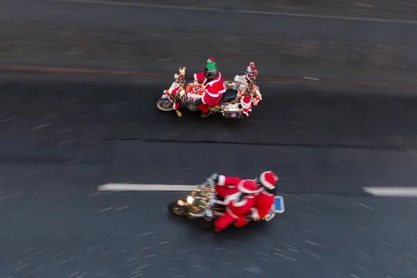 Motociclista em trajes de Natal, Berlim, Alemanha — Fotografia de Stock