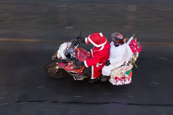 Motorrijder in kerst kostuums, Berlin, Duitsland — Stockfoto