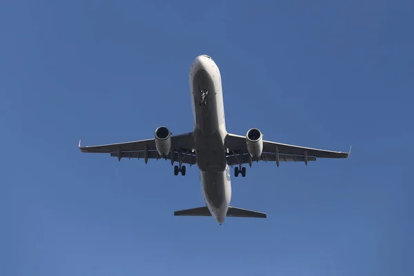 Aproximación del avión al aterrizaje — Foto de Stock
