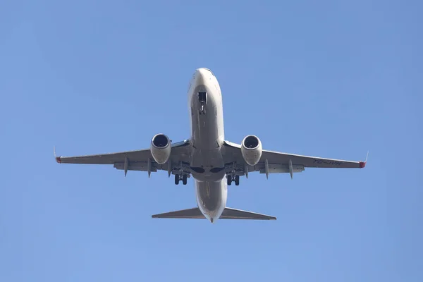 Aproximación del avión al aterrizaje —  Fotos de Stock