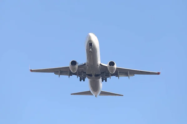 Aproximación del avión al aterrizaje — Foto de Stock