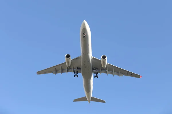 Airplane Approach to Landing — Stock Photo, Image