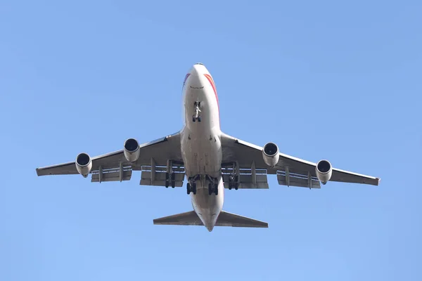 Aproximación del avión al aterrizaje —  Fotos de Stock