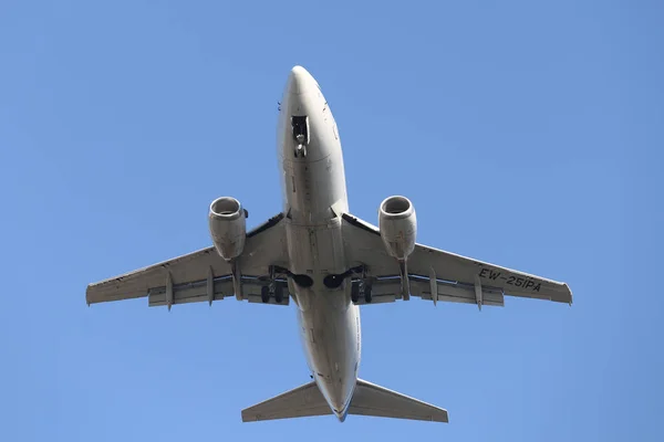 Aproximación del avión al aterrizaje — Foto de Stock