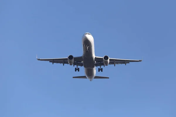 Aproximación del avión al aterrizaje — Foto de Stock
