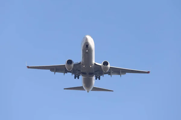 Approche de l'avion à l'atterrissage — Photo