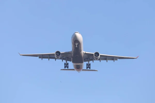 着陸する飛行機のアプローチ — ストック写真