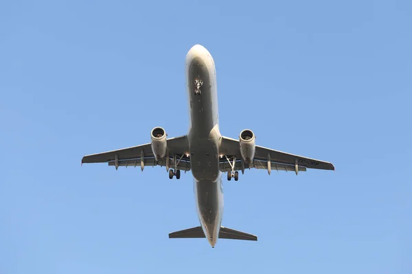 Aproximación del avión al aterrizaje — Foto de Stock