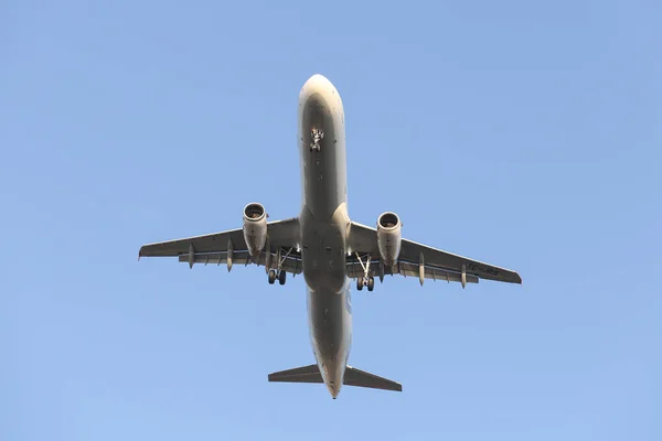 Aproximación del avión al aterrizaje —  Fotos de Stock