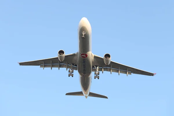 Flugzeug im Landeanflug — Stockfoto