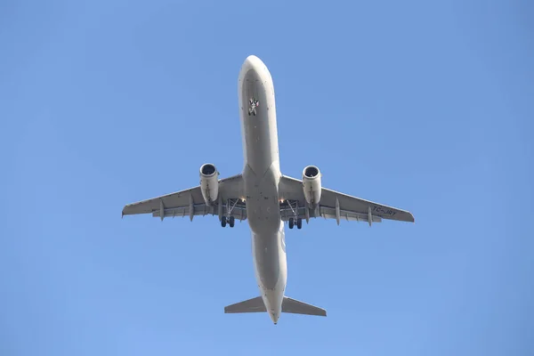 Flugzeug im Landeanflug — Stockfoto