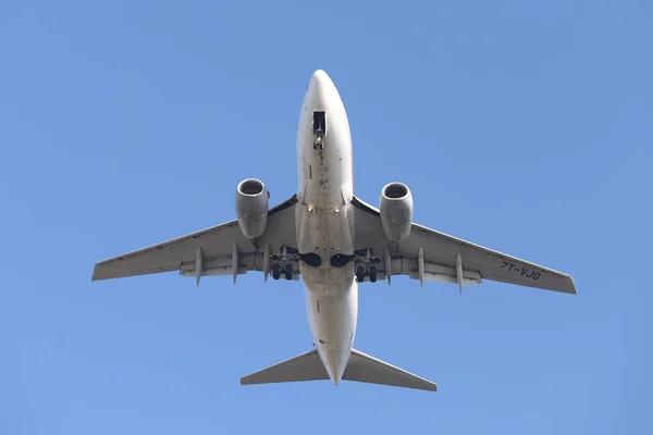 Aproximación del avión al aterrizaje — Foto de Stock