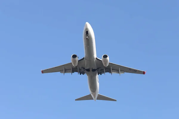 着陸する飛行機のアプローチ — ストック写真