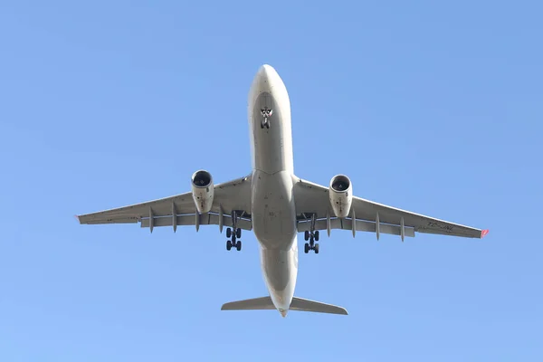 Aproximación del avión al aterrizaje —  Fotos de Stock