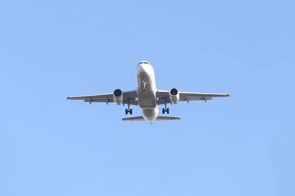 着陸する飛行機のアプローチ — ストック写真