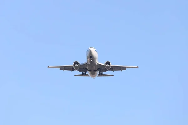 着陸する飛行機のアプローチ — ストック写真