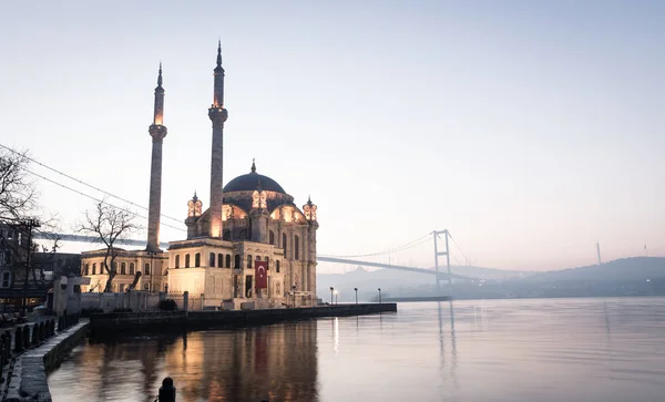 Buyuk Mecidiye Mosque nel distretto di Ortakoy, Istanbul, Turchia — Foto Stock